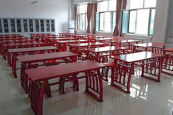 學校家具定制廠家一般會生產(chǎn)什么樣的課桌椅